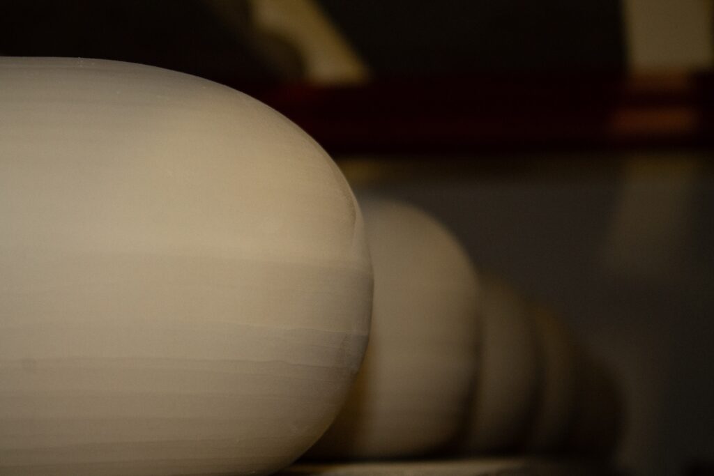 Handmade ceramic pieces with rounded shapes by Tino Aiello