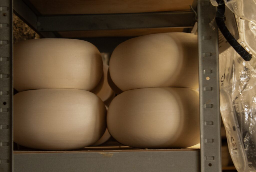 Handmade ceramic pieces with rounded shapes by Tino Aiello