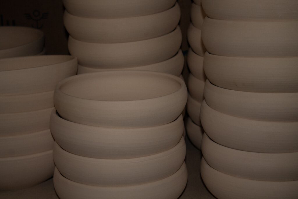 Handmade ceramic pieces with rounded shapes by Tino Aiello