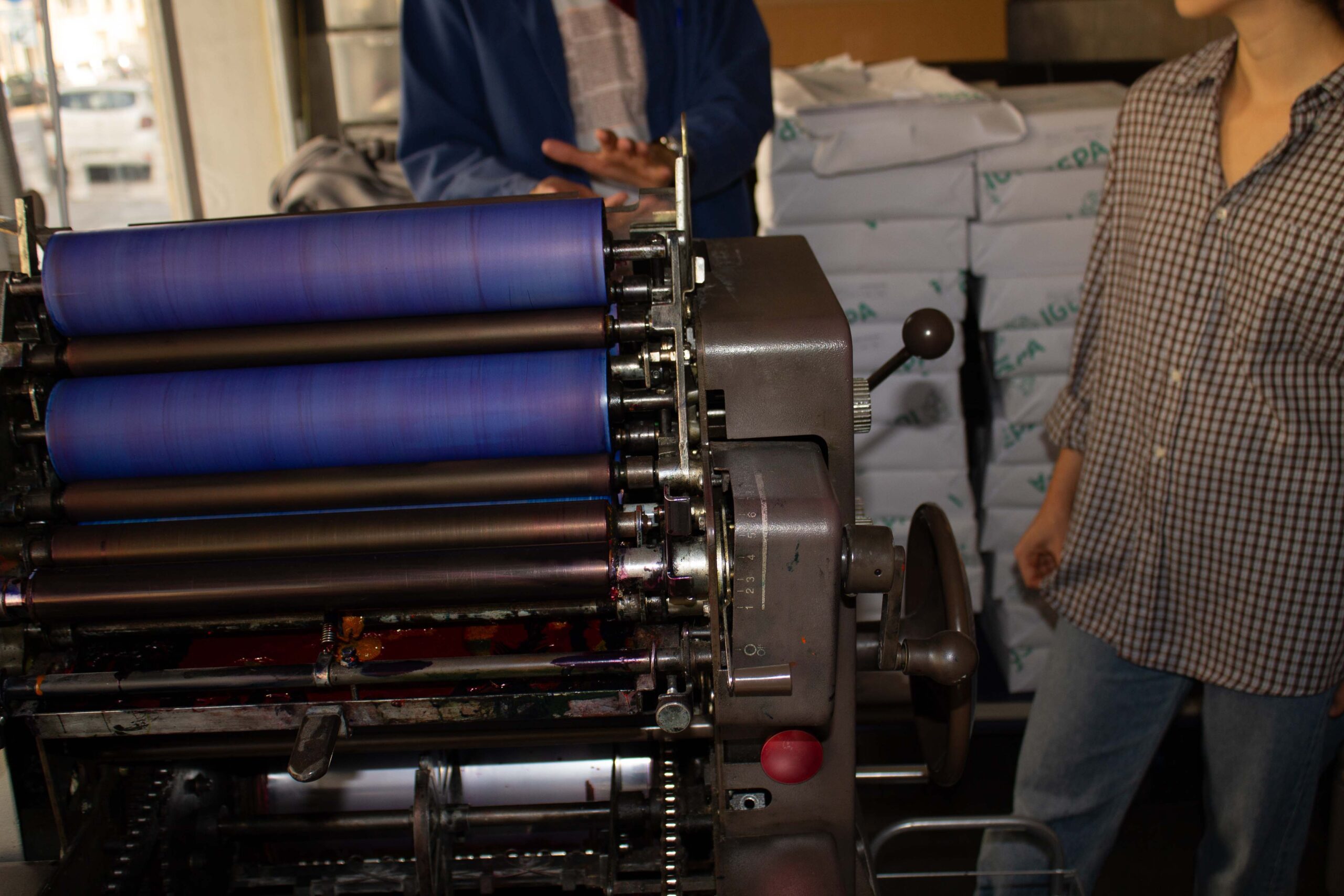 Manual approach and handcraft gesture at the center of the creative printing process